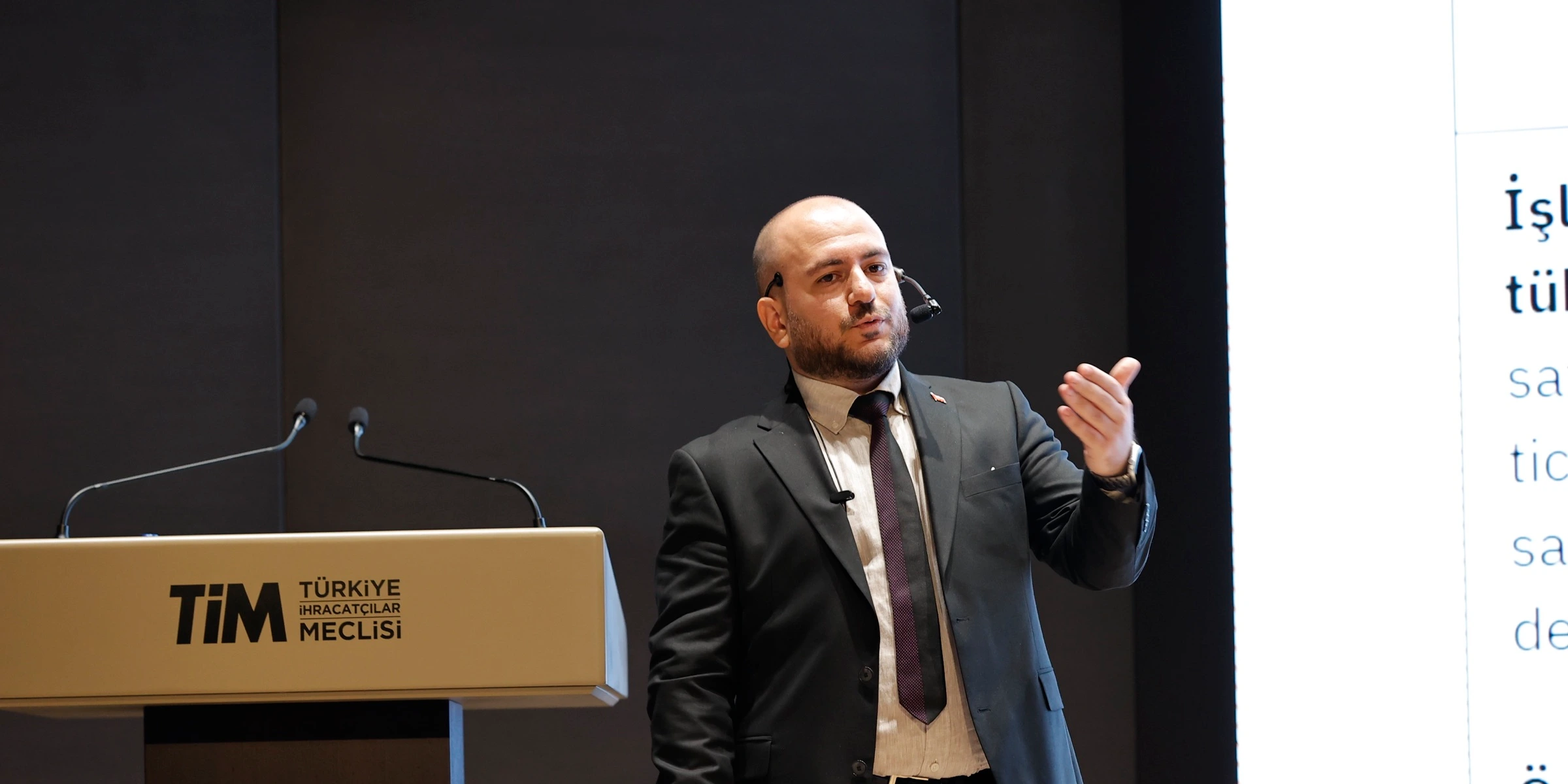 EduVigo kurucusu, T.C. Ticaret Bakanlığı Export Akademi etkinliğinde e-ticaret iş modelleri üzerine sunum yaparken