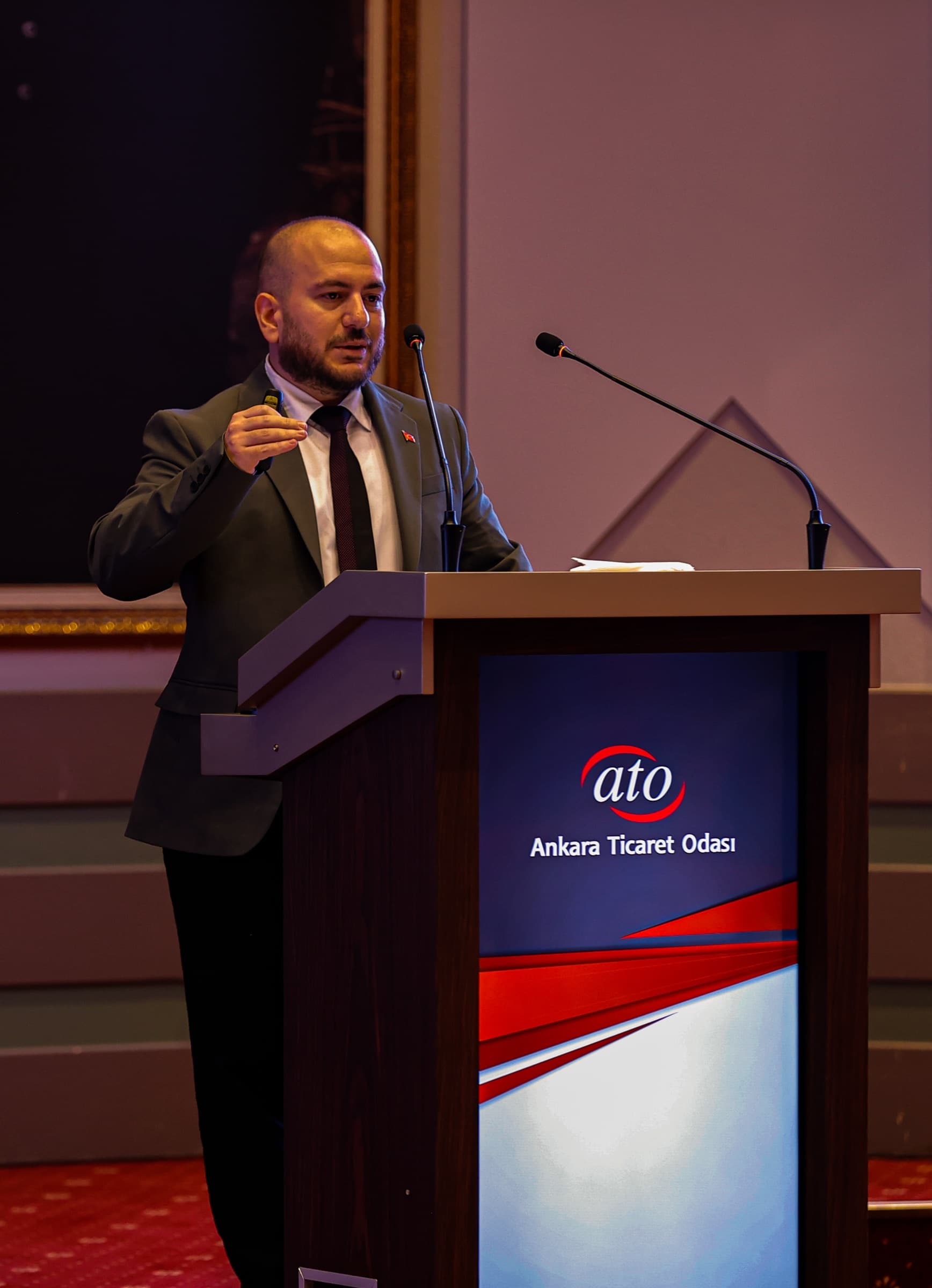 EduVigo kurucusu, bir kürsüde e-ticaret konusunda konuşurken